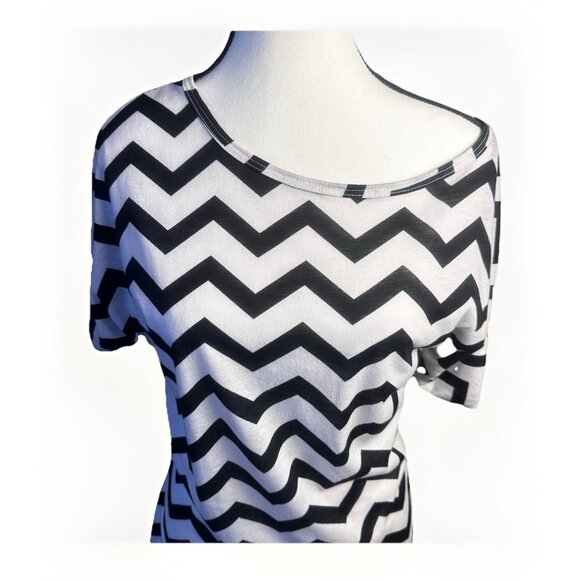 ALLOY Women’s Shirt White & Black Chevron Asymmetrical YK2 Blouse Sz XS - Picture 10 of 10